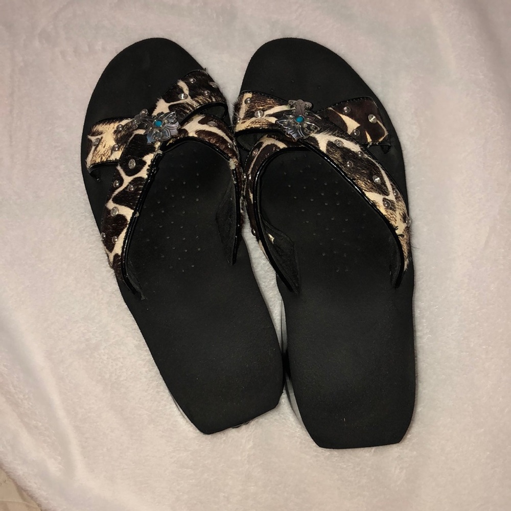 Wedged sandal with silver cross